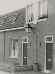 861362 Gezicht op de voorgevels van de onlangs opgeleverde woningen Jan Meijenstraat 24-26 (deels) in Wijk C te Utrecht.